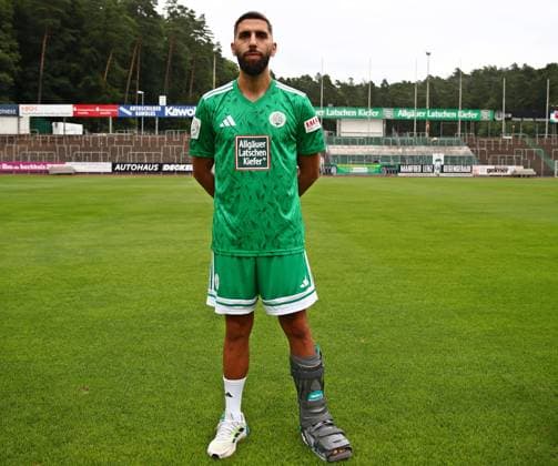 26 07 2025, xmohx, Fußball Regionalliga Suedwest, FC Homburg Fototermin Saison 2025 26 v l Hilal El Helwe Homburg, battered with an injury DFL DFB REGULATIONS PROHIBIT ANY USE OF PHOTOGRAPHS as IMAGE SEQUENCES and or QUASI VIDEO Homburg
