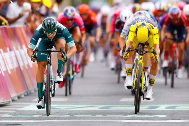 Tour de France Femmes 2025 - stage 4 Tour de France Femmes 2025 - 4th Edition - 4th stage Saumur - Poitiers 130,7 Km - 29 07 2025 - Lorena Wiebes (NED - Team SD Worx - Protime) - Marianne Vos (NED - Team Visma - Lease a Bike) - photo Rafa Gomez SprintCyclingAgency 2025 Poitiers France  Copyright: xRafaxGomezx xSprintcyclingagencyx