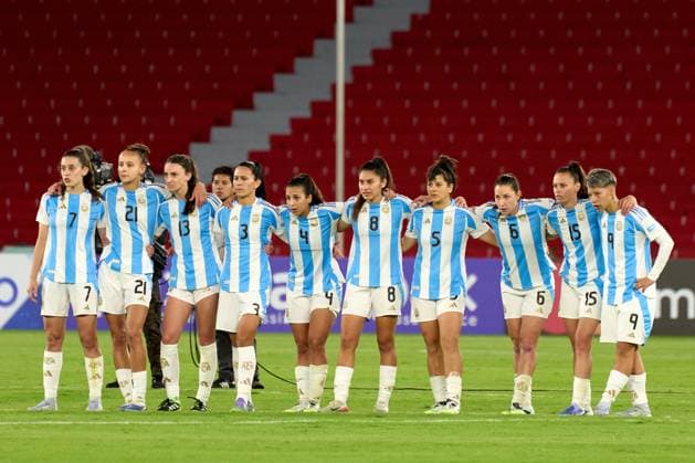 Players of the Argentina womens national football team embrace while watching the penalty shootout during the semifinal of Copa America Feminina between Argentina and Colombia at Rodrigo Paz Delgado Stadium on July 28, 2025 in Quito, Ecuador (Photo by Camilla Stolen, Imago) Quito Ecuador Copyright: xCamillaxStolenx L1046743