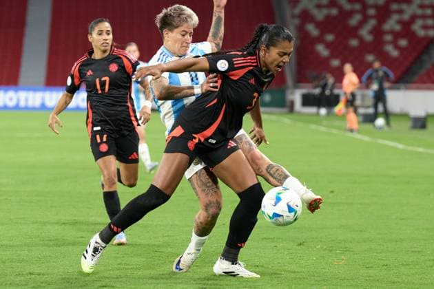 Daniela Arias of Colombia fights for the ball with Yamila Rodriguez of Argentina during the semifinal of Copa America Feminina between Argentina and Colombia at Rodrigo Paz Delgado Stadium on July 28, 2025 in Quito, Ecuador (Photo by Camilla Stolen, Imago) Quito Ecuador Copyright: xCamillaxStolenx L1046396