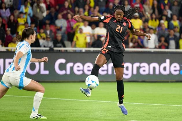 Valerin Loboa of Colombia jumps to control the ball during the semifinal of Copa America Feminina between Argentina and Colombia at Rodrigo Paz Delgado Stadium on July 28, 2025 in Quito, Ecuador (Photo by Camilla Stolen, Imago) Quito Ecuador Copyright: xCamillaxStolenx L1046518