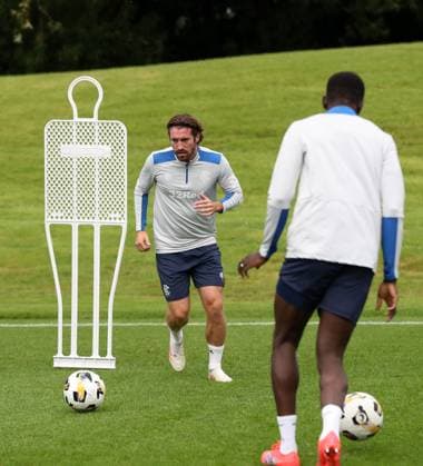 Joe Rothwell training ahead of tomorrow s Champions League second leg qualifying match against Panathinaikos. Rangers Training - The Rangers Training Centre, Glasgow, Lanarkshire, Scotland, UK - 29 Jul 2025Glasgow The Rangers Training Centre Lanarkshire United Kingdom  Copyright: xO Rourke RangersxFC Shutterstockx 15419009bc