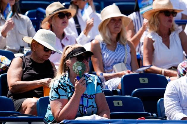 National Bank Open 2025 - Day 4 TORONTO, CANADA - JULY 29 : Spectators fan themselves in the heat on day four of the 2025 National Bank Open at Sobeys Stadium in Toronto, Ontario, Canada on July 29, 2025. Mert Alper Dervis Anadolu Ontario Canada. Editorial use only. Please get in touch for any other usage.  Copyright: x2025xAnadoluxMertxAlperxDervisx