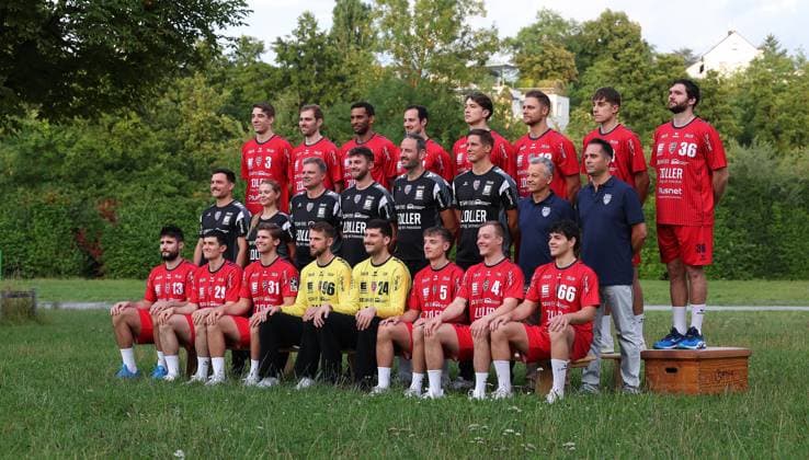 29 07 2025, Germany, Bietigheim, Handball 2 Bundesliga, SG BBM Bietigheim Portrait appointment, Front row from left Juan de la Pena 13 , Moritz Strosack 29 , Alexander Pfeifer 31 , Jan Hrdlicka 96 , Martin Tomovski 24 , Nico Bacani 5 , Till Hermann 41 , Max Prantner 66 Middle row from left Tom Görres Athletic Trainer , Lisa Frey Physio , Jens Rith Team Manager , Manuel Schmidt Co Coach , Iker Romero Head Coach , Jürgen Müller Goalkeeper Coach , Dr Johannes Buderer Doctor , Dr Georgios Karavalakis Doctor Back row from left Nikola Vlahovic 3 , Tom Wolf 10 , Djibril M Bengue 33 , Dominik Claus 7 , Fynn Nicolaus 14 , Fabian Wiederstein 18 , Alen Hadzimuhamedovic 8 , Jonathan Fischer 36