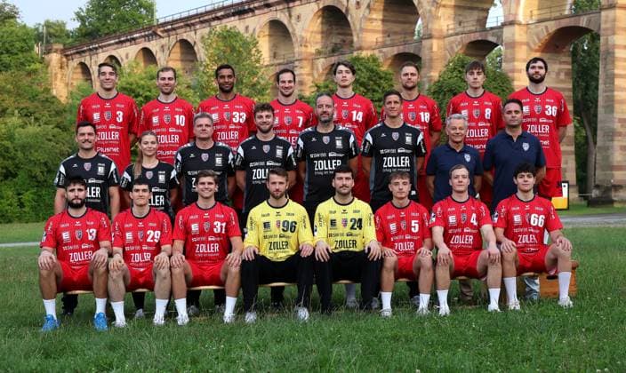 29 07 2025, Germany, Bietigheim, Handball 2 Bundesliga, SG BBM Bietigheim Portrait appointment, Front row from left Juan de la Pena 13 , Moritz Strosack 29 , Alexander Pfeifer 31 , Jan Hrdlicka 96 , Martin Tomovski 24 , Nico Bacani 5 , Till Hermann 41 , Max Prantner 66 Middle row from left Tom Görres Athletic Trainer , Lisa Frey Physio , Jens Rith Team Manager , Manuel Schmidt Co Coach , Iker Romero Head Coach , Jürgen Müller Goalkeeper Coach , Dr Johannes Buderer Doctor , Dr Georgios Karavalakis Doctor Back row from left Nikola Vlahovic 3 , Tom Wolf 10 , Djibril M Bengue 33 , Dominik Claus 7 , Fynn Nicolaus 14 , Fabian Wiederstein 18 , Alen Hadzimuhamedovic 8 , Jonathan Fischer 36