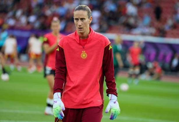 Zurich, Switzerland July 23, 2025 UEFA Euro 2025 Woman semi-final Germany vs Spain In the picture goalkeeper Ann Katrin Berger Germany warming up before the semi-final match of WEURO 2025 against Spain in Zurich Stadium Letzigrund Copyright: xFotostandx xFantinix