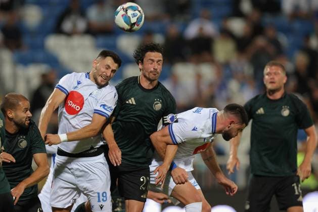Champions league qualifying FC Drita vs FC Copenhagen in Pristina, Kosovo Thomas Delaney (center-R) of Copenhagen in action against Blerim Krasniqi (center-L) of Drita during the champions league second qualifying round leg 2 match between FC Drita and FC Copenhagen, in Pristina, Kosovo on July 29, 2025. Pristina Kosovo, Republic Of Copyright: xMatrixxImages ValdrinxXhemajx 