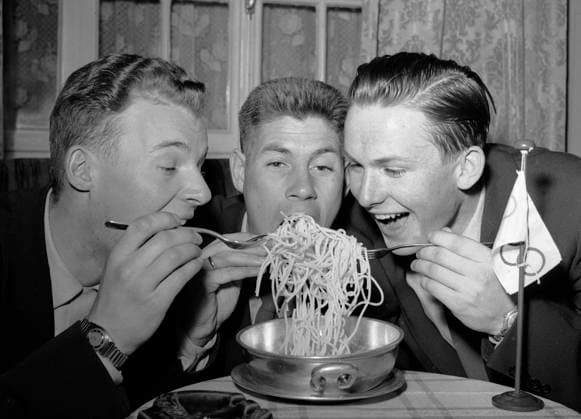 historiskebilder CORTINA, ITALIA OL i Cortina 1956. Olympiske leker i fremmed land bod pa overraskelser, ogsa i matveien historiskebilder CORTINA, ITALIA OL i Cortina 1956. Olympiske leker i fremmed land bod pa overraskelser, ogsa i matveien. Her tester skoyteloperne Knut Johannesen, Roald Aas og Alv Gjestvang spagetti med mye latter. Foto: NTB NTB CORTINA ITALIA EDITORIAL USE ONLY Ref:_SPO3DPY6O7EyZU.jpg *** historical photos CORTINA, ITALY Olympics in Cortina 1956 Olympic Games, Olympische Spiele, Olympia, OS in a foreign country held surprises, also in the food way Here the skaters Knut Johannesen, Roald Aas and Alv Gjestvang test spaghetti with lots of laughter Photo NTB NTB CORTINA ITALY EDITORIAL USE ONLY  EDITORIAL USE ONLY. RESTRICTED USE FOR BETTING COMPANIES Ref:0240092897st.jpg *** historical photos CORTINA, ITALY Olympics in Cortina 1956 Olympic Games in a foreign country held surprises, also in the food way Historical photos CORTINA, ITALY Olympics in a foreign country held surprises, also in the food way Here the skaters Knut Johannesen, Roald Aas and Alv Gjestvang test spaghetti with lots of laughter Photo NTB NTB CORTINA ITALIA EDITORIAL USE ONLY Ref SPO3DPY6O7EyZU jpg historical photos CORTINA, ITALY Olympics in Cortina 1956 Olympic Games in a foreign country held surprises, also in the food way Here the skaters Knut Johannesen, Roald Aas and Alv Gjestvang test spaghetti with lots of laughter Photo NTB NTB CORTINA ITALY EDITORIAL USE ONLY  EDITORIAL USE ONLY RESTRICTED USE FOR BETTING COMPANIES  Copyright: xIMAGO NTBx