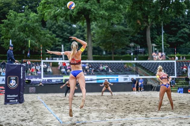 Beach volleyball I European Championship 2025 I Group stage I 30 07 2025 Mila Konink Netherlands serving Düsseldorf Rochusclub Düsseldorfer Tennisclub e V Germany Copyright: xLobeca JasperxLorenzx