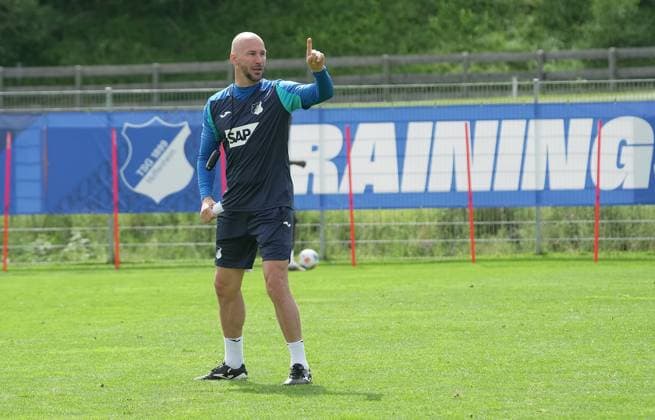 Trainingslager TSG Hoffenheim in Seefeld 2025 29.07.2025, Stadion Seefeld, Seefeld, Trainingslager TSG Hoffenheim in Seefeld 2025 , im Bild Trainer Christian Ilzer (Hoffenheim) *** Training camp TSG Hoffenheim in Seefeld 2025 29 07 2025, Stadion Seefeld, Seefeld, Training camp TSG Hoffenheim in Seefeld 2025 , in the picture coach Christian Ilzer Hoffenheim nordphotoxGmbHx xBratic nph00250