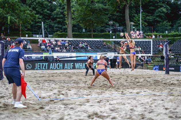 Beach volleyball I European Championship 2025 I Group stage I 30 07 2025 Raï¯sa Schoon Netherlands stands ready in defense while Sandra Ittlinger Germany attacks and Mila Konink Netherlands tries to block the ball Düsseldorf Rochusclub Düsseldorfer Tennisclub e V Germany Copyright: xLobeca JasperxLorenzx