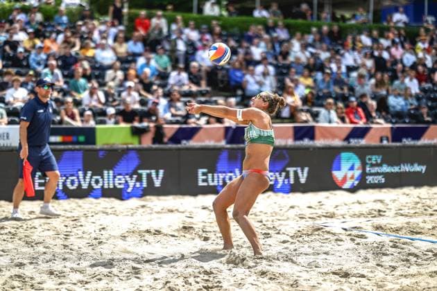 Beach volleyball I European Championship 2025 I Group stage I 30 07 2025 Claudia Scampoli Italy hits the ball behind her own court Düsseldorf Rochusclub Düsseldorfer Tennisclub e V Germany Copyright: xLobeca JasperxLorenzx