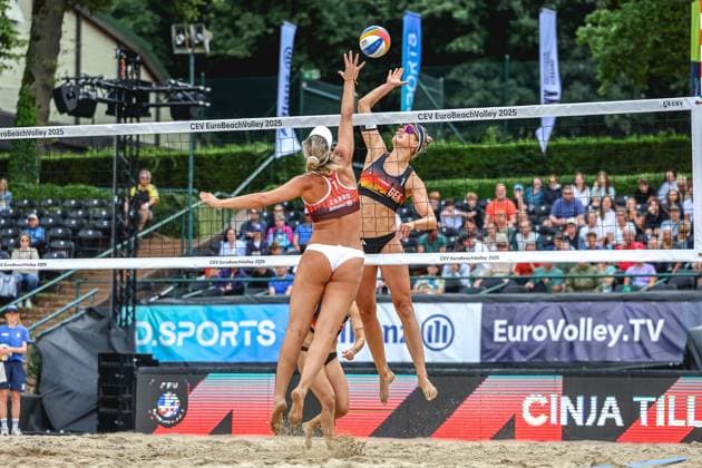 Beach volleyball I European Championship 2025 I Group stage I 30 07 2025 Maria BelÃ n Carro Marquez de Acuna Spain jumps with one hand to block the attack of Svenja Müller Germany Düsseldorf Rochusclub Düsseldorfer Tennisclub e V Germany Copyright: xLobeca JasperxLorenzx