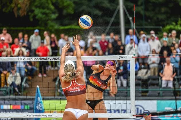 Beach volleyball I European Championship 2025 I Group stage I 30 07 2025 Maria BelÃ n Carro Marquez de Acuna Spain cannot block the attack of Svenja Müller Germany Düsseldorf Rochusclub Düsseldorfer Tennisclub e V Germany Copyright: xLobeca JasperxLorenzx