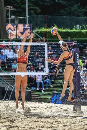 Beach volleyball I European Championship 2025 I Group stage I 30 07 2025 Maria BelÃ n Carro Marquez de Acuna Spain jumps to block the attack of Cinja Tillmann Germany Düsseldorf Rochusclub Düsseldorfer Tennisclub e V Germany Copyright: xLobeca JasperxLorenzx