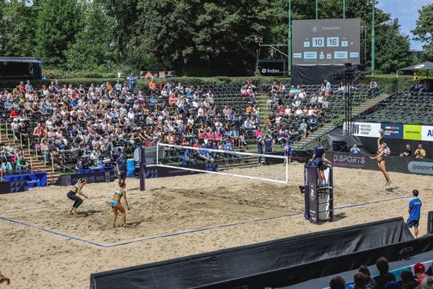Beach volleyball I European Championship 2025 I Group stage I 30 07 2025 Hanna Marie Schieder Germany serving on the center court Düsseldorf Rochusclub Düsseldorfer Tennisclub e V Germany Copyright: xLobeca JasperxLorenzx