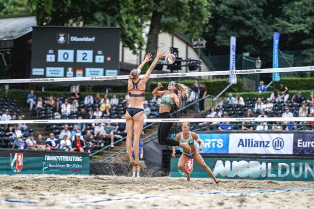 Beach volleyball I European Championship 2025 I Group stage I 30 07 2025 Hanna Marie Schieder Germany jumps to block the attack by Giada Bianchi Italy Düsseldorf Rochusclub Düsseldorfer Tennisclub e V Germany Copyright: xLobeca JasperxLorenzx