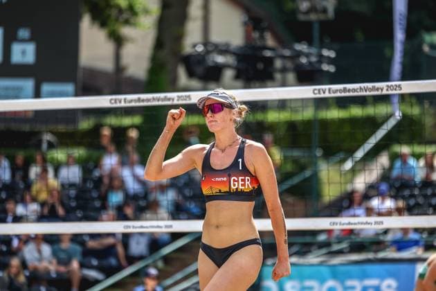 Beach volleyball I European Championship 2025 I Group stage I 30 07 2025 Hanna Marie Schieder Germany cheers with a clenched fist Düsseldorf Rochusclub Düsseldorfer Tennisclub e V Germany Copyright: xLobeca JasperxLorenzx