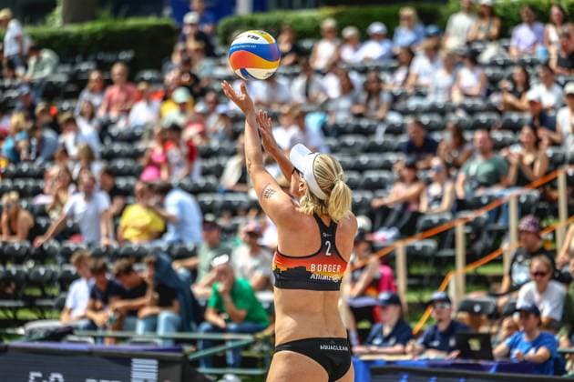 Beach volleyball I European Championship 2025 I Group stage I 30 07 2025 Karla Borger Germany throws the ball to serve Düsseldorf Rochusclub Düsseldorfer Tennisclub e V Germany Copyright: xLobeca JasperxLorenzx