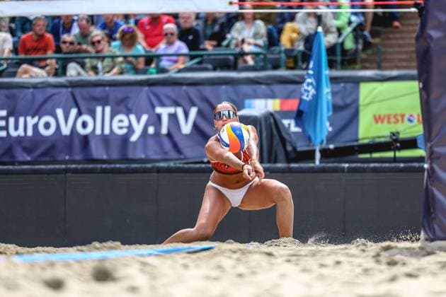 Beach volleyball I European Championship 2025 I Group stage I 30 07 2025 Marta Carro Marquez de Acuna Spain hits the ball Düsseldorf Rochusclub Düsseldorfer Tennisclub e V Germany Copyright: xLobeca JasperxLorenzx