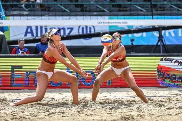 Beach volleyball I European Championship 2025 I Group stage I 30 07 2025 Maria BelÃ n Carro Marquez de Acuna Spain and Marta Carro Marquez de Acuna Spain disagree on who will take the ball Düsseldorf Rochusclub Düsseldorfer Tennisclub e V Germany Copyright: xLobeca JasperxLorenzx