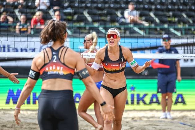 Beach volleyball I European Championship 2025 I Group stage I 30 07 2025 Anna Lena Grüne Germany and Sandra Ittlinger Germany cheer together Düsseldorf Rochusclub Düsseldorfer Tennisclub e V Germany Copyright: xLobeca JasperxLorenzx