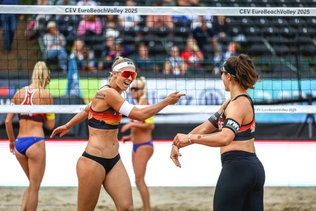 Beach volleyball I European Championship 2025 I Group stage I 30 07 2025 Sandra Ittlinger Germany euphorically celebrates a point and high-fives Anna Lena Grüne Germany Düsseldorf Rochusclub Düsseldorfer Tennisclub e V Germany Copyright: xLobeca JasperxLorenzx