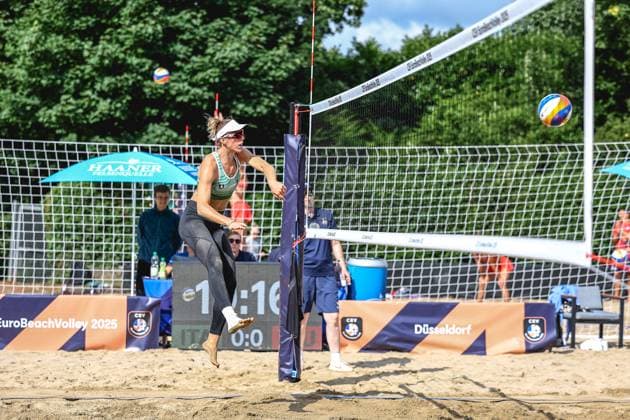 Beach volleyball I European Championship 2025 I Group stage I 30 07 2025 Reka Orsi Toth Italy on the attack Düsseldorf Rochusclub Düsseldorfer Tennisclub e V Germany Copyright: xLobeca JasperxLorenzx