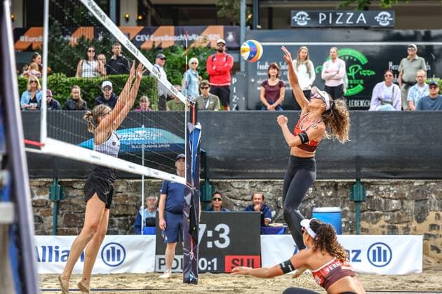 Beach volleyball I European Championship 2025 I Group stage I 30 07 2025 Julia Radelczuk Poland in the block against the attack of Anouk VergÃ DÃ prÃ Switzerland Düsseldorf Rochusclub Düsseldorfer Tennisclub e V Germany Copyright: xLobeca JasperxLorenzx