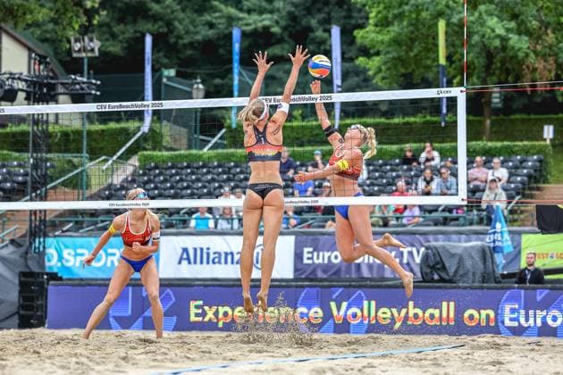 Beach volleyball I European Championship 2025 I Group stage I 30 07 2025 Sandra Ittlinger Germany jumps to block the attack of Raï¿½sa Schoon Netherlands Düsseldorf Rochusclub Düsseldorfer Tennisclub e V Germany Copyright: xLobeca JasperxLorenzx