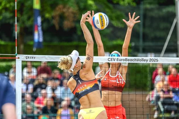 Beach volleyball I European Championship 2025 I Group stage I 30 07 2025 Linda Bock Germany in attack against the block Aine Raupelyte Lithuania Düsseldorf Rochusclub Düsseldorfer Tennisclub e V Germany Copyright: xLobeca JasperxLorenzx