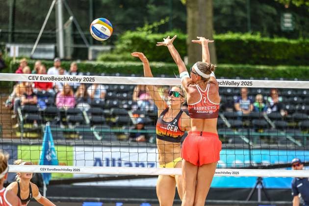Beach volleyball I European Championship 2025 I Group stage I 30 07 2025 Louisa Lippmann Germany hits the ball past Aine Raupelyte Lithuanias block Düsseldorf Rochusclub Düsseldorfer Tennisclub e V Germany Copyright: xLobeca JasperxLorenzx