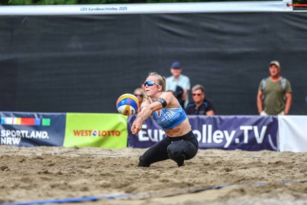 Beach volleyball I European Championship 2025 I Group stage I 30 07 2025 LÃ zana Placette France hits the ball Düsseldorf Rochusclub Düsseldorfer Tennisclub e V Germany Copyright: xLobeca JasperxLorenzx