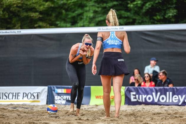 Beach volleyball I European Championship 2025 I Group stage I 30 07 2025 LÃ zana Placette France cheers with clenched fists together with Alexia Richard France Düsseldorf Rochusclub Düsseldorfer Tennisclub e V Germany Copyright: xLobeca JasperxLorenzx