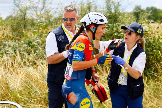 Tour de France Femmes 2025 - stage 5 Tour de France Femmes 2025 - 4th Edition - 5th stage Chasseneuil-du-Poitou (Futuroscope) - Gueret 165,8 Km - 30 07 2025 - Elisa Balsamo (ITA - Lidl - Trek) after a crash - photo Rafa Gomez SprintCyclingAgency 2025 Gueret France  Copyright: xRafaxGomezx xSprintcyclingagencyx