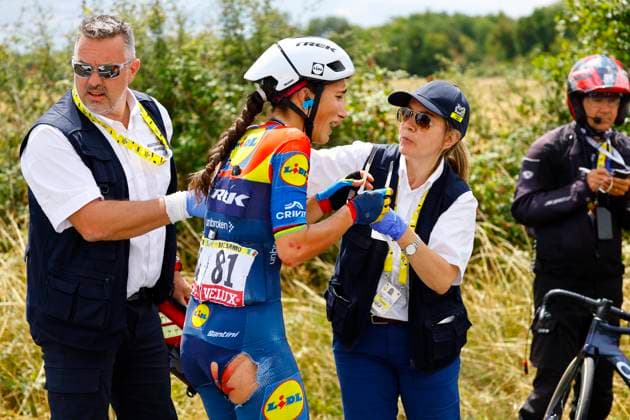 Tour de France Femmes 2025 - stage 5 Tour de France Femmes 2025 - 4th Edition - 5th stage Chasseneuil-du-Poitou (Futuroscope) - Gueret 165,8 Km - 30 07 2025 - Elisa Balsamo (ITA - Lidl - Trek) after a crash - photo Rafa Gomez SprintCyclingAgency 2025 Gueret France  Copyright: xRafaxGomezx xSprintcyclingagencyx