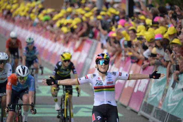 Arrivée du Tour de France Femmes 2025 à Guéret, Kim LE COURT s impose au sprint, récupère le maillot jaune PHOTOPQR LA MONTAGNE Florian Salesse ; ; 30 07 2025 ; Arrivée du Tour de France Femmes 2025 à Guéret, Kim LE COURT s impose au sprint, récupère le maillot jaune @ Florian SALESSE Women s Tour de france, on july 29th 2025 France  Copyright: xPHOTOPQR LAxMONTAGNE MAXPPPxFlorianxSalessex 20250730LMT2099 20250730LMT2099