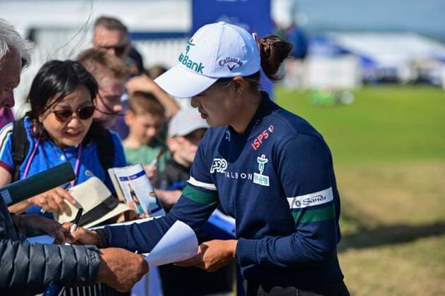 30th July 2025; Royal Porthcawl Golf Club, Porthcawl, Wales; AIG Womens Open Golf, Practice Day; Minjee Lee signing a fans poster after her round  AledxHopkins
