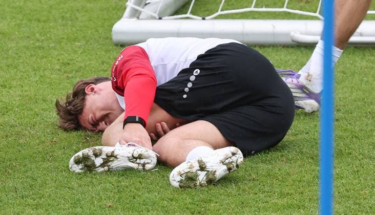 Rottach-Egern , Trainingslager VfB Stuttgart am Tegernsee , Verletzung Angelo Stiller *** Rottach Egern , Training camp VfB Stuttgart at Lake Tegernsee , Injury Angelo Stiller
