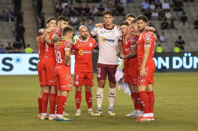 UEFA Champions League Second Qualifying Round Second Leg, Tofiq Bahramov Republican Stadium, Baku, Azerbaijan 30 7 2025 Qarabag vs Shelbourne The Shelbourne team huddle before the match The Shelbourne team huddle before the match 30 7 2025  Copyright: x INPHO AleksandarxDjorovicx AS4A2513