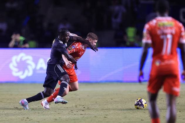 UEFA Champions League Second Qualifying Round Second Leg, Tofiq Bahramov Republican Stadium, Baku, Azerbaijan 30 7 2025 Qarabag vs Shelbourne Shelbourne™s Kameron Ledwidge in action with Qarabag™s Emmanuel Addai Kameron Ledwidge in action with Emmanuel Addai 30 7 2025  Copyright: x INPHO AleksandarxDjorovicx AS4A2630