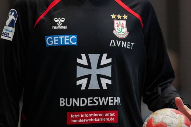30 07 2025, xtgx, handball, test match, SC Magdeburg Fredericia Handboldklub v l SC Magdeburg advertises on the warm-up jerseys for the Bundeswehr symbol photo, symbol image, advertising, sponsor, Bundeswehr, army, military Ilsenburg