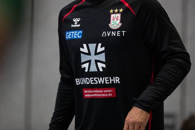 30 07 2025, xtgx, handball, test match, SC Magdeburg Fredericia Handboldklub v l SC Magdeburg advertises on the warm-up jerseys for the Bundeswehr symbol photo, symbol image, advertising, sponsor, Bundeswehr, army, military Ilsenburg
