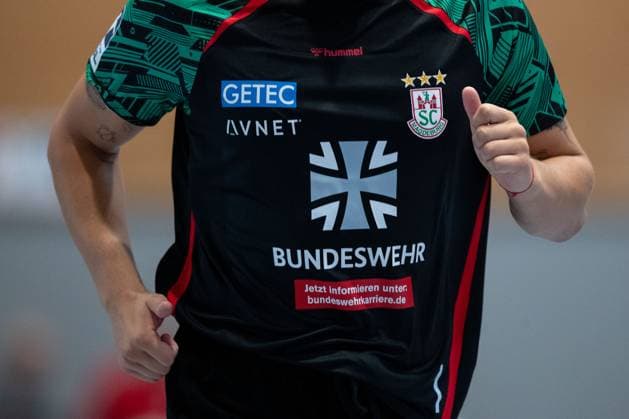30 07 2025, xtgx, handball, test match, SC Magdeburg Fredericia Handboldklub v l SC Magdeburg advertises on the warm-up jerseys for the Bundeswehr symbol photo, symbol image, advertising, sponsor, Bundeswehr, army, military Ilsenburg