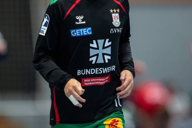 30 07 2025, xtgx, handball, test match, SC Magdeburg Fredericia Handboldklub v l SC Magdeburg advertises on the warm-up jerseys for the Bundeswehr symbol photo, symbol image, advertising, sponsor, Bundeswehr, army, military Ilsenburg