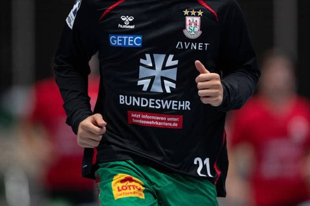 30 07 2025, xtgx, handball, test match, SC Magdeburg Fredericia Handboldklub v l SC Magdeburg advertises on the warm-up jerseys for the Bundeswehr symbol photo, symbol image, advertising, sponsor, Bundeswehr, army, military Ilsenburg