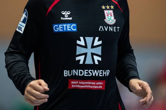 30 07 2025, xtgx, handball, test match, SC Magdeburg Fredericia Handboldklub v l SC Magdeburg advertises on the warm-up jerseys for the Bundeswehr symbol photo, symbol image, advertising, sponsor, Bundeswehr, army, military Ilsenburg