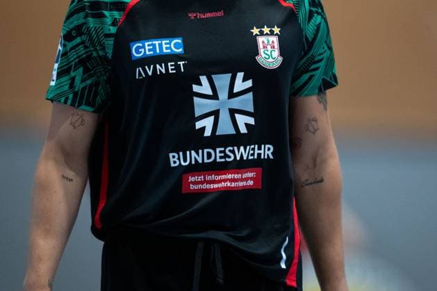 30 07 2025, xtgx, handball, test match, SC Magdeburg Fredericia Handboldklub v l SC Magdeburg advertises on the warm-up jerseys for the Bundeswehr symbol photo, symbol image, advertising, sponsor, Bundeswehr, army, military Ilsenburg