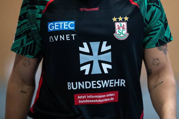 30 07 2025, xtgx, handball, test match, SC Magdeburg Fredericia Handboldklub v l SC Magdeburg advertises on the warm-up jerseys for the Bundeswehr symbol photo, symbol image, advertising, sponsor, Bundeswehr, army, military Ilsenburg