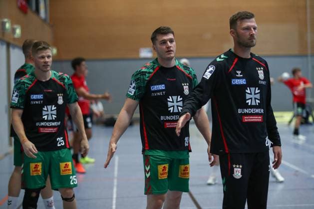 30 07 2025, xtgx, handball, test match, SC Magdeburg Fredericia Handboldklub v l Sebastian Barthold Magdebug, 25 , Elvar Orn Jonsson Magdeburg, 19 , Philipp Weber Magdeburg, 20 SC Magdeburg advertises on the warm-up jerseys for the Bundeswehr symbol photo, symbol image, advertising, sponsor, Bundeswehr, army, military Ilsenburg